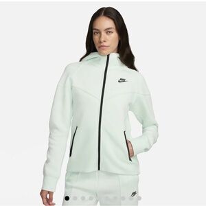 Nike Sportswear Tech Fleece Windrunner
Women's Full-Zip Light Green Jacket M